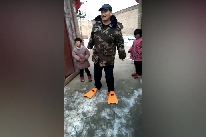 大衣哥朱之文在家模仿鸭子走路,这效果太好笑了