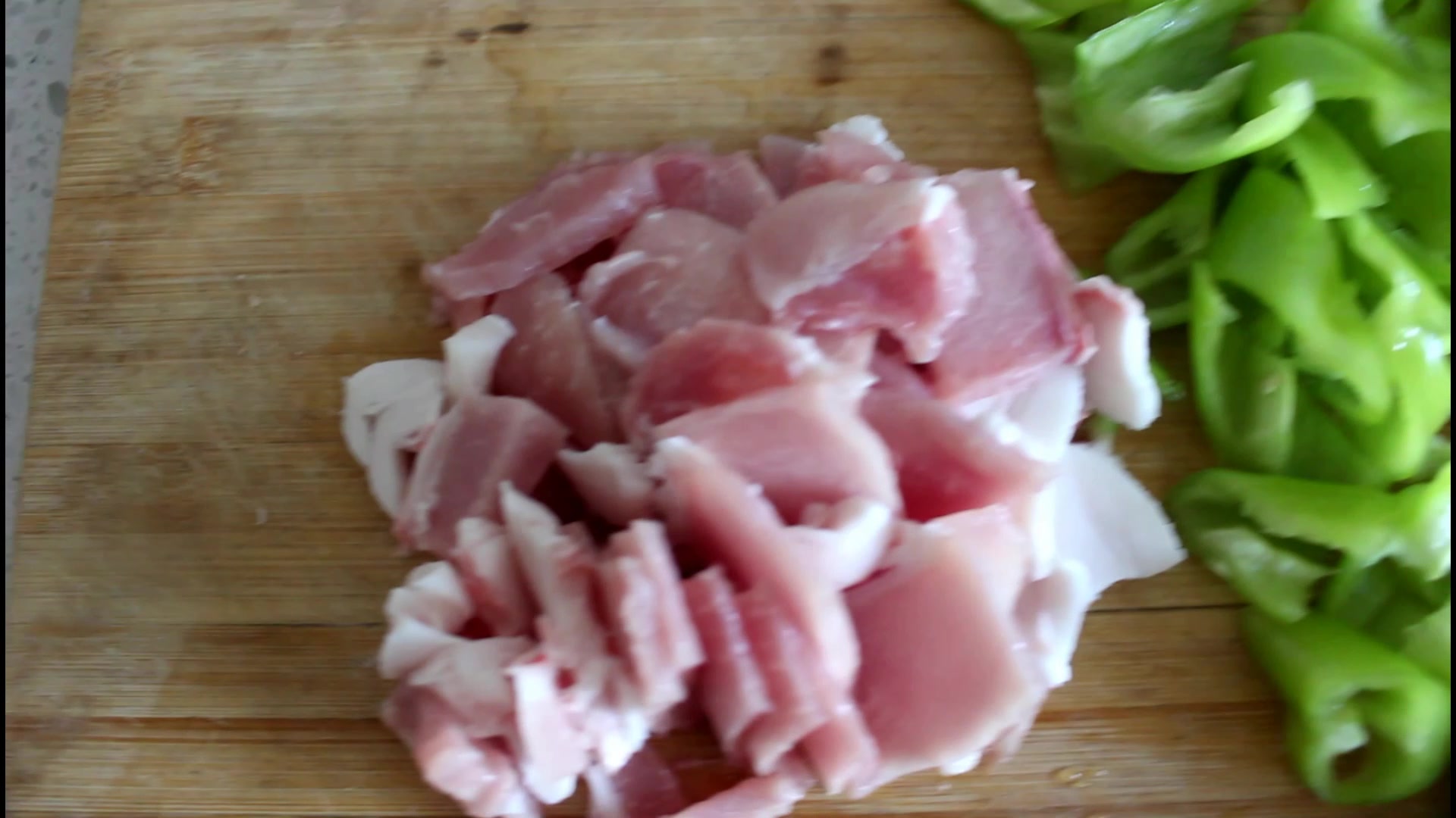尖椒炒肉,这样做,辣辣的,非常好吃!