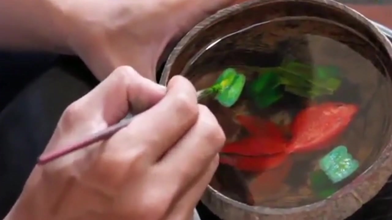 帅小伙用椰子壳画3D金鱼,活灵活现,女孩看了都想要