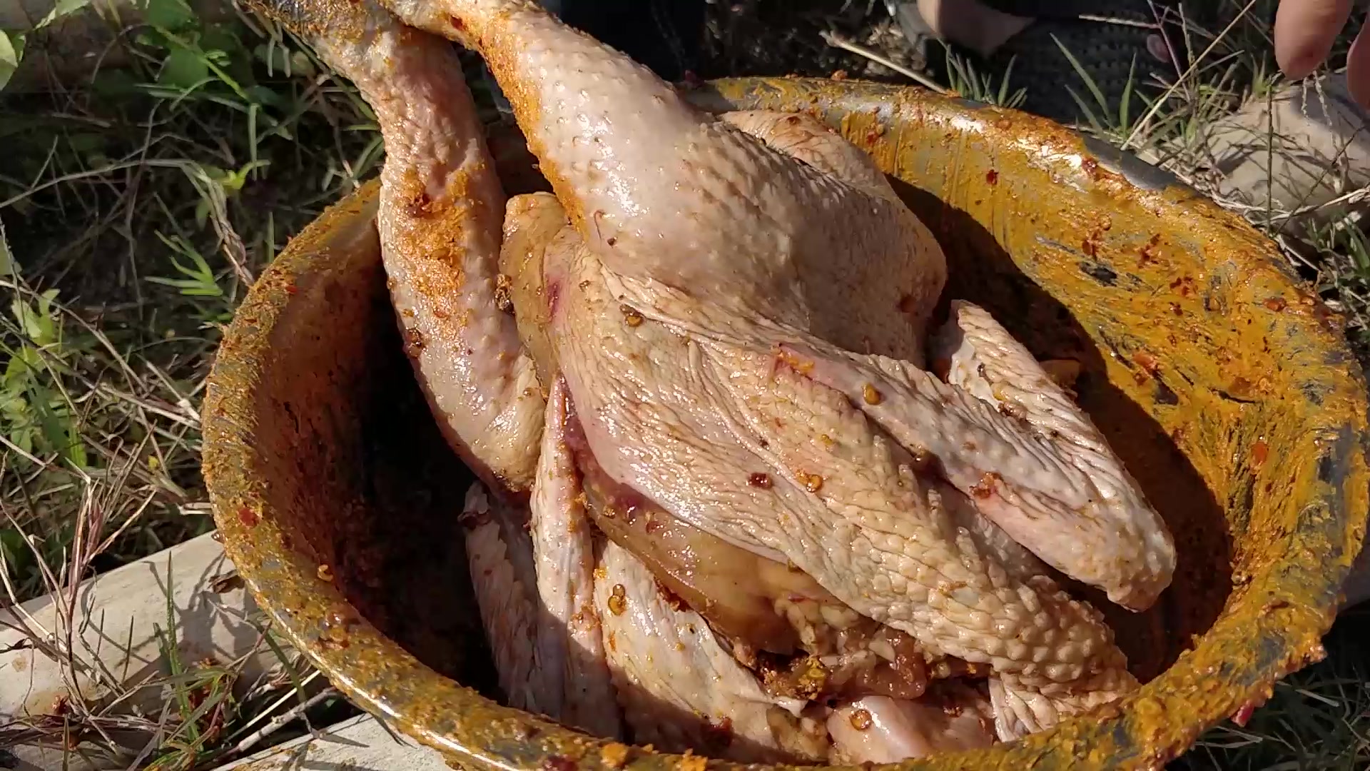 野外烧窑鸡,锡箔纸用处大,这样卫生干净味道香