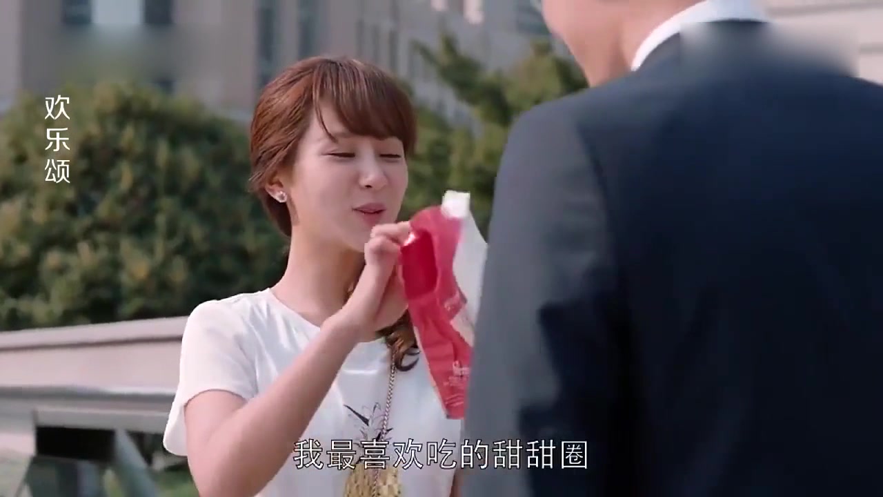 本来因为吃醋生气的杨紫,看到甜甜圈立即变脸,真不愧是个大吃货