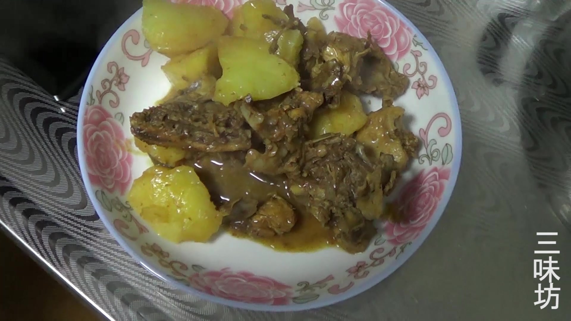 鸡身上最便宜的部位,和土豆的完美结合,香味浓郁,盘子吃光光