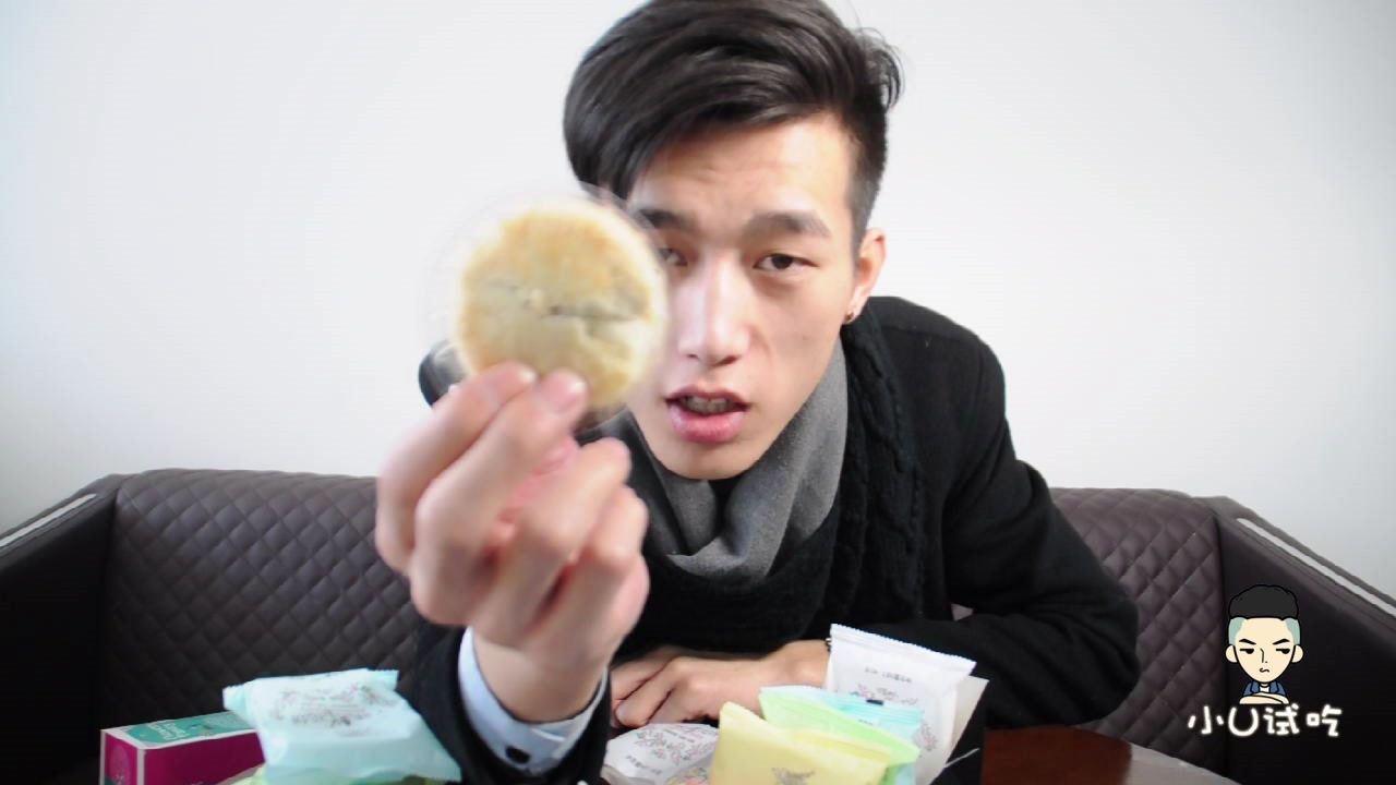 大背头开箱试吃云南特产鲜花饼,外酥里嫩,让你看上瘾的零食视频