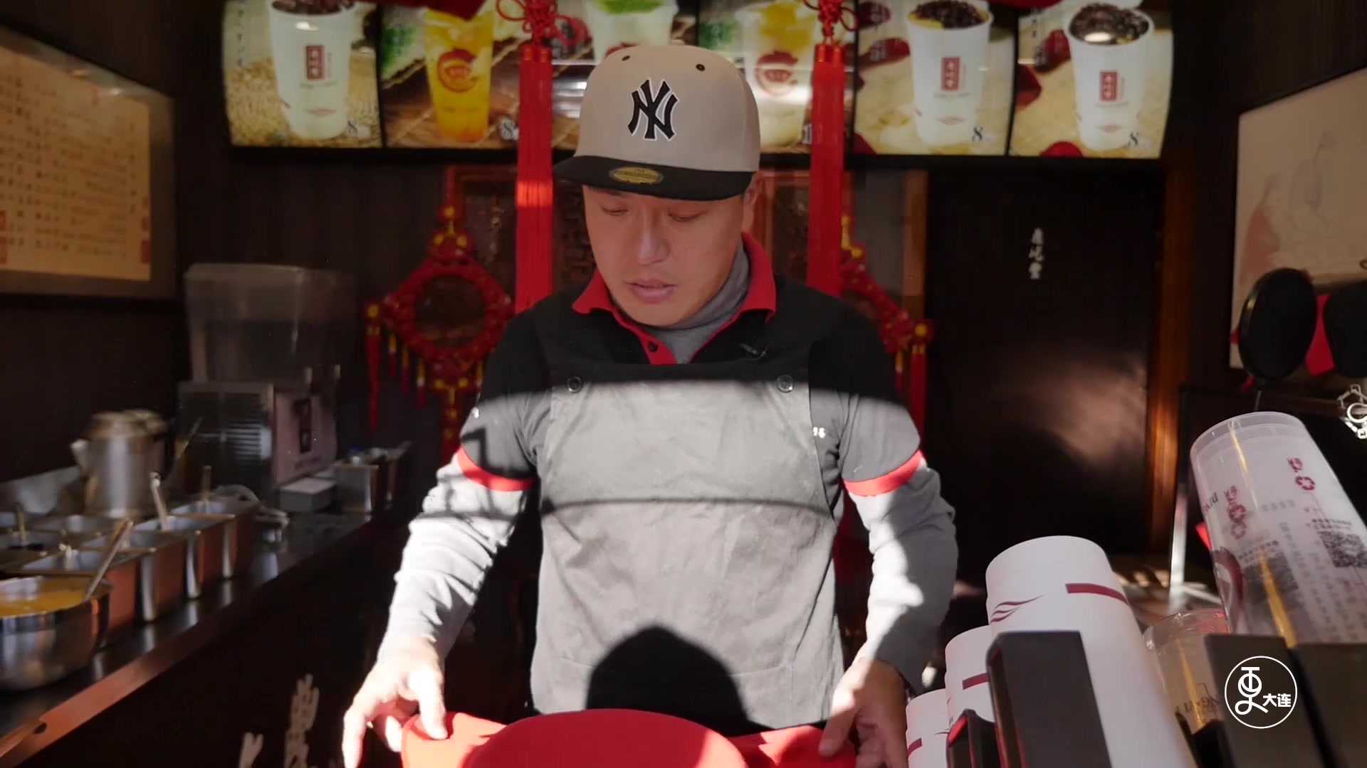 帅小伙卖纯手工打奶茶,铜锅煮鲜奶日卖600多杯,喝过都成回头客