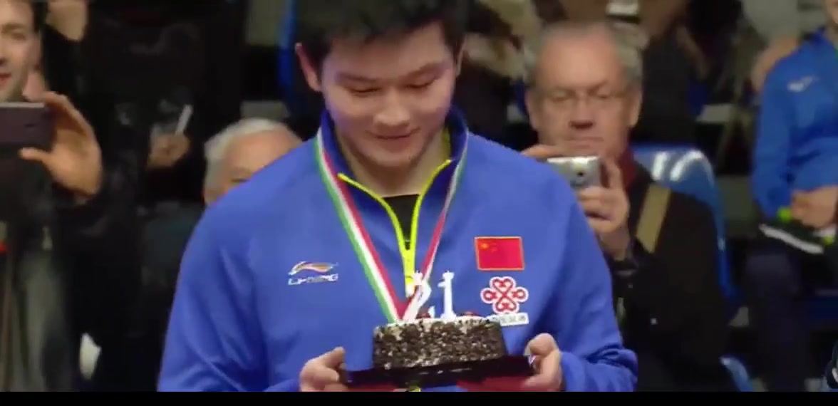 中国的骄傲,樊振东男单夺冠,主办方送上生日蛋糕,祝他生日快乐