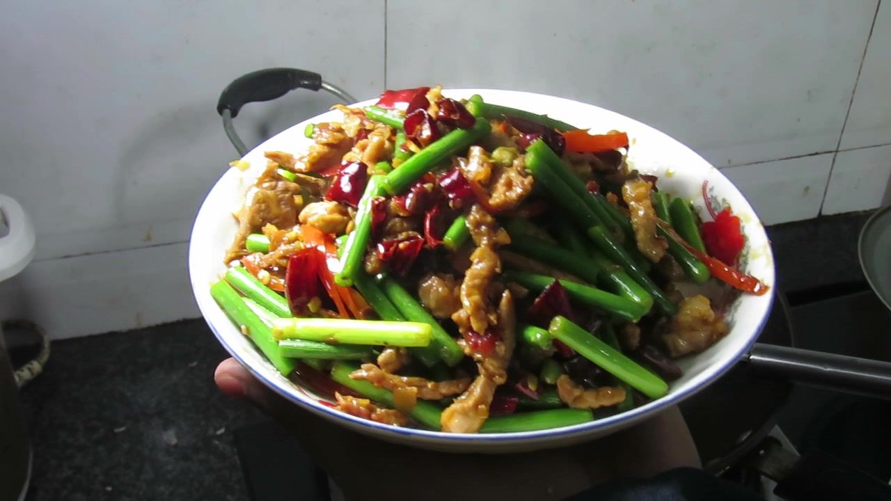 阿荣教你!蒜苔炒肉的家常做法!这样炒蒜苔配米饭太香了!