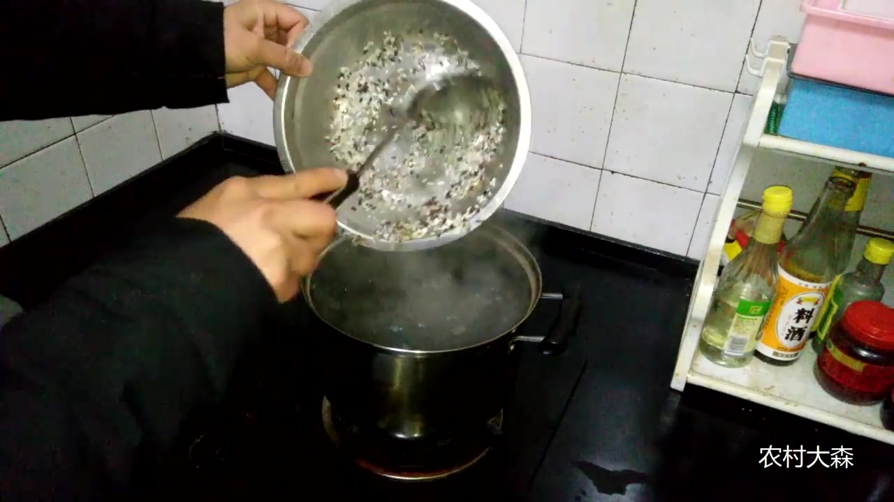 看看农村小哥做的腊八粥都有啥?和你们吃的腊八粥一样吗?