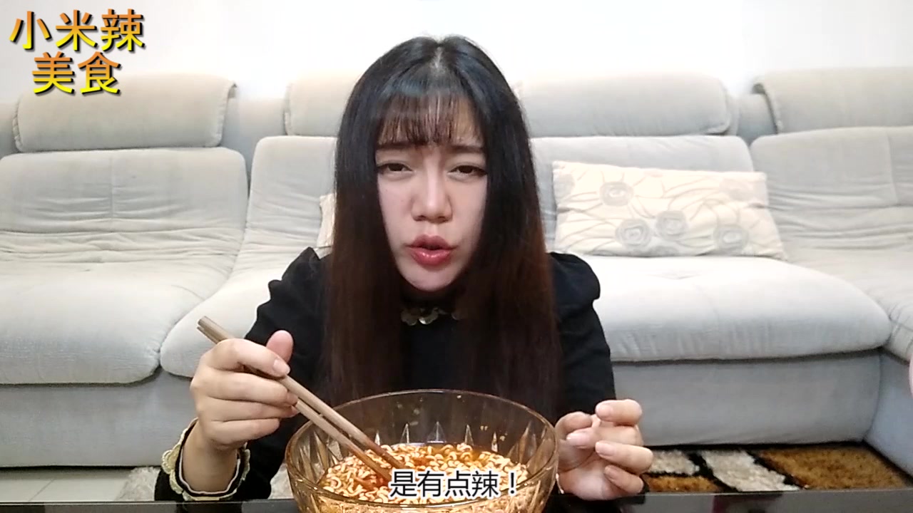 挑战试吃“火鸡面”,吃完之后辣的妹子各种表情包!收藏了!