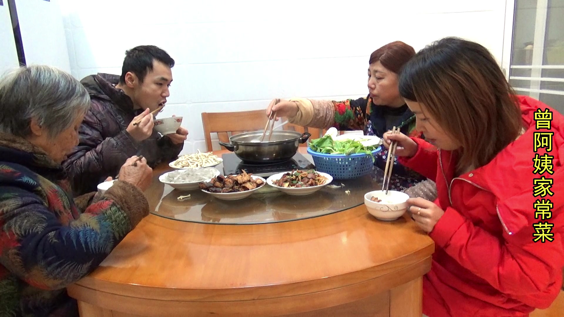 来客人了,农村阿姨做了一道肉片鱼头火锅,一家人吃得特别的爽!