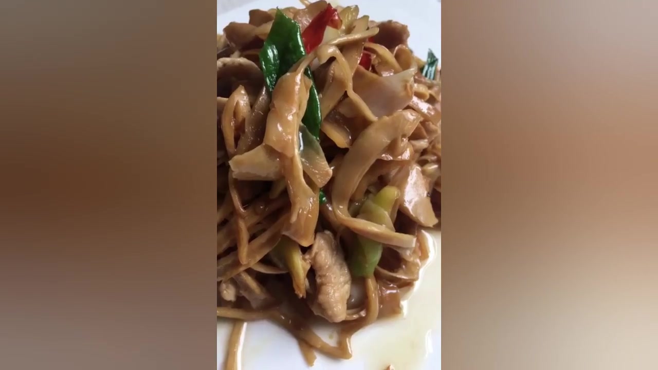 年夜饭的拿手好菜红烧肉炖笋干,感觉笋干比肉还好吃
