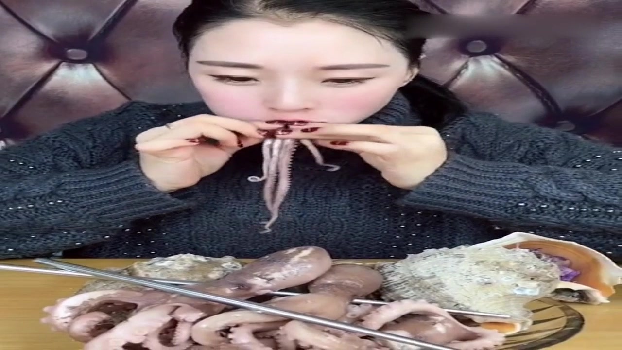 美女来个一口闷,长腿八爪鱼,好吃又过瘾!