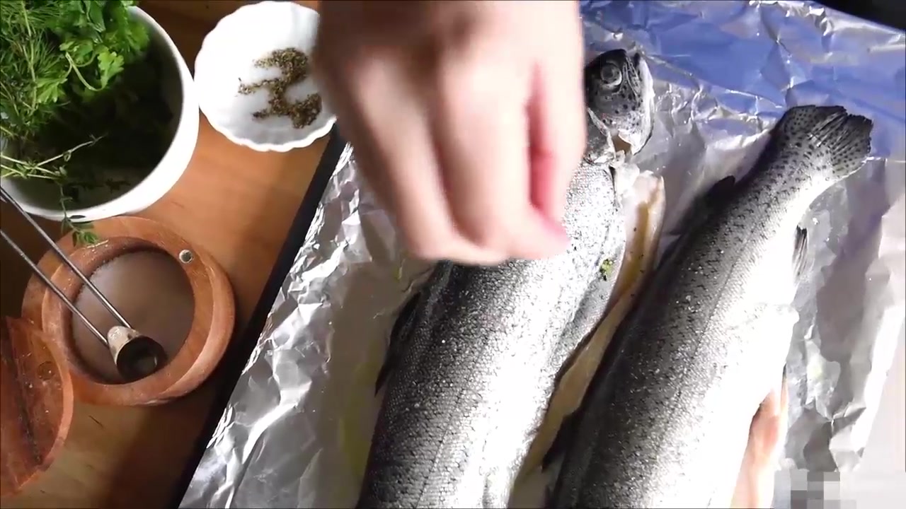 教你一道制作鳟鱼的美味方法 做法简单看一遍就能学会