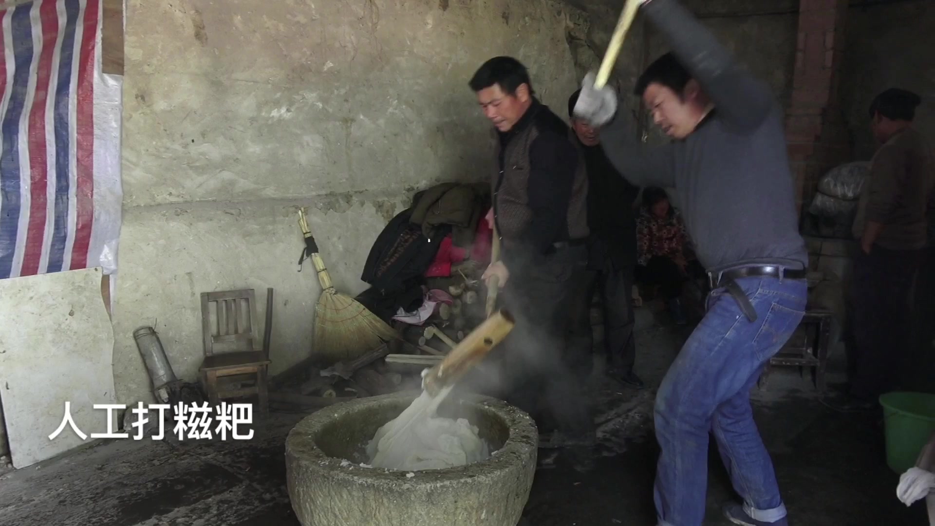 这是弄啥?河南农村3位大叔围着石头窝,手持榔头使劲砸,真带劲