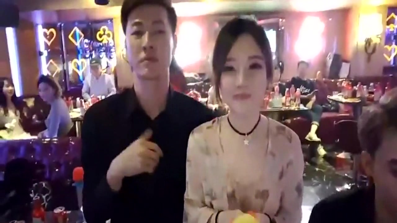 斗鱼主播赛文柒与冯提莫首次合唱,一首《不得不爱》,效果十足!