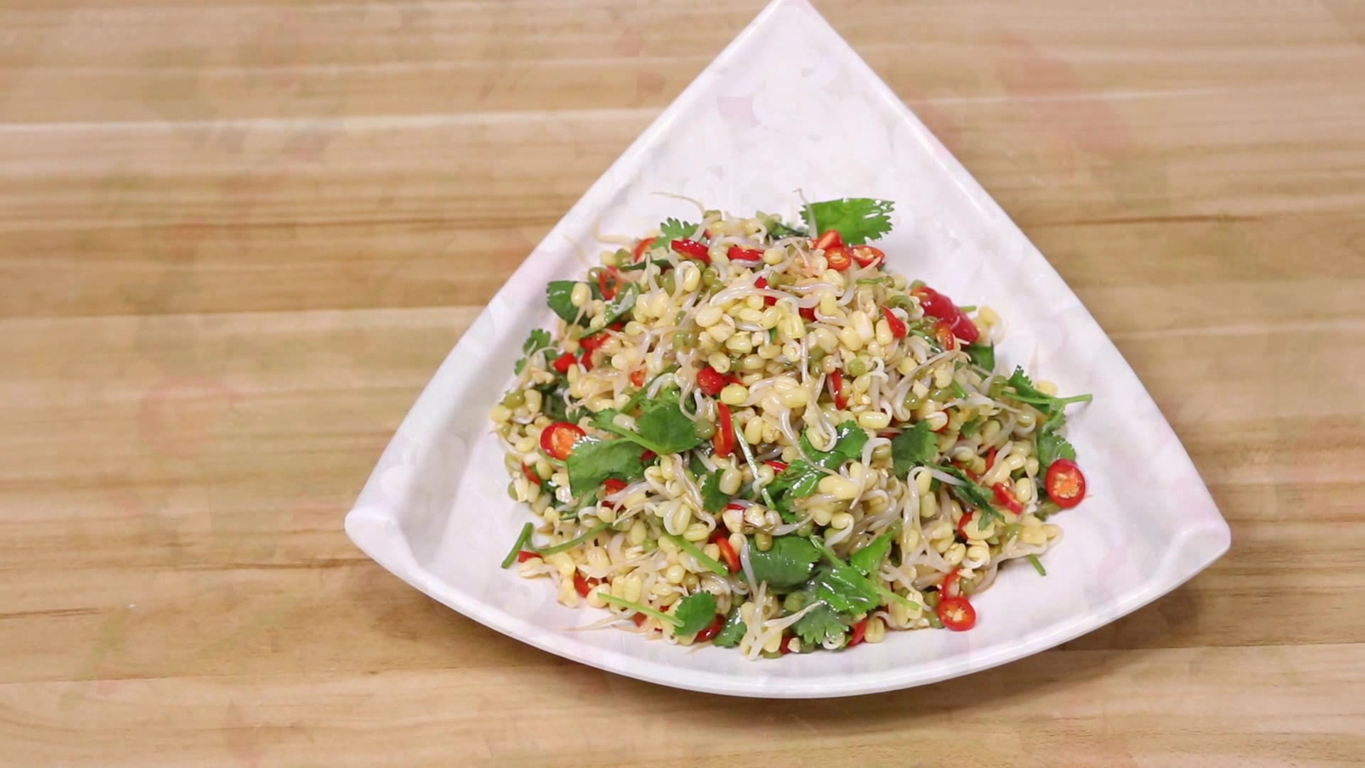 鲜椒绿豆芽这样调制后,配上馒头和稀饭,吃着很过瘾