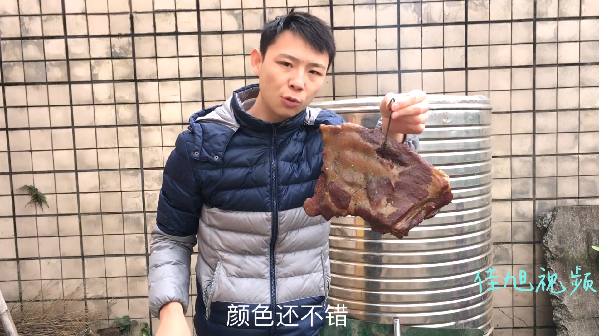 吃了二十年的腊肉,农村小伙这样熏腊肉的方式还是第一次见,绝!