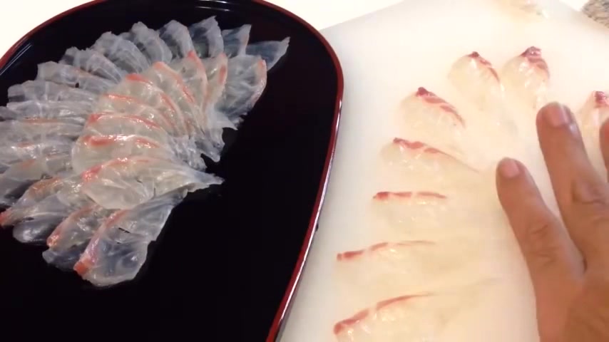 看师傅制作红稠鱼刺身,这摆盘真的太有艺术感了!