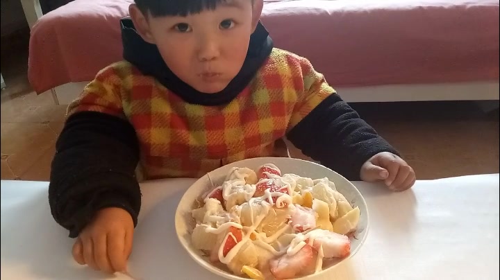 家里随便几个水果 就做出一盘水果沙拉孩子吃光光