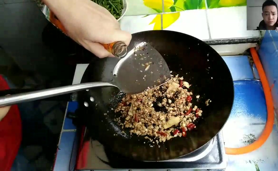 干煸豆角这样做,好吃又下饭,做法非常的简单!