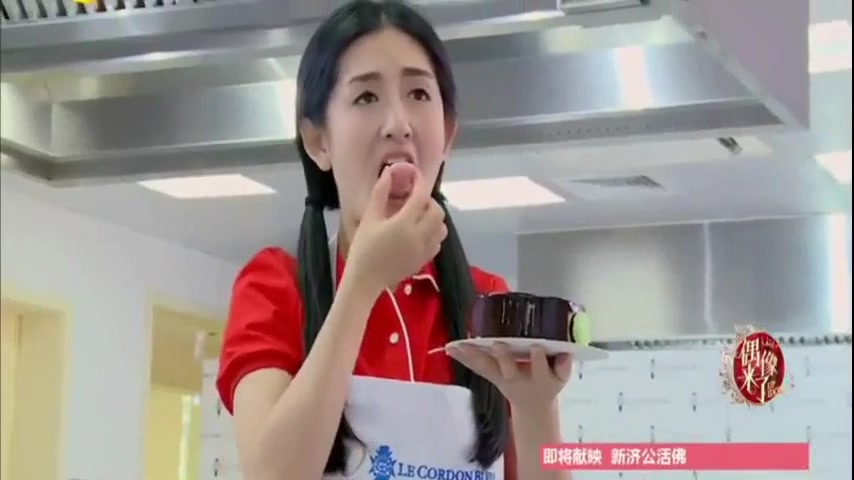 谢娜做蛋糕,做坏了怎么办?先吃掉再说!