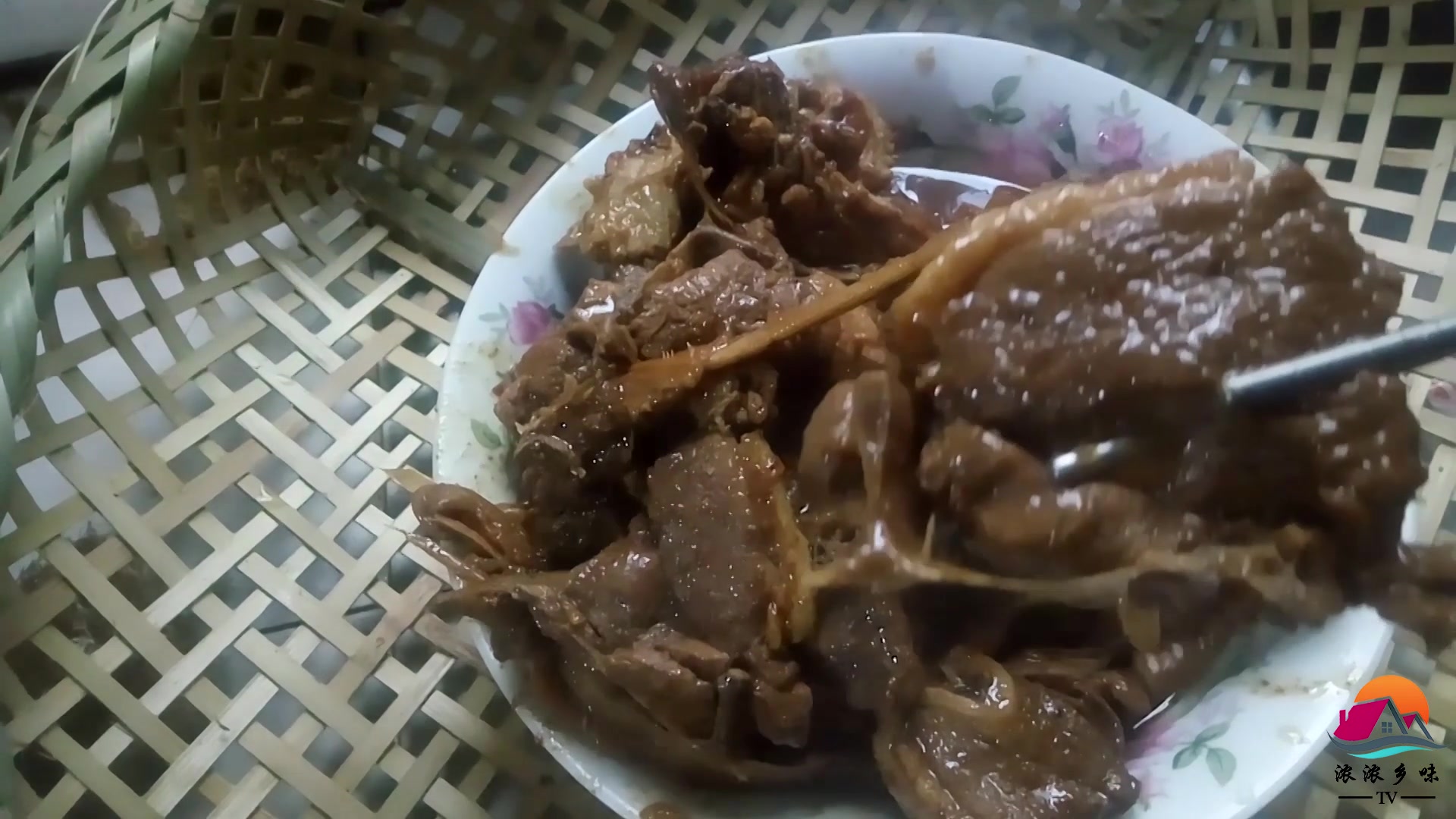 小伙子做一道红烧鸭子,只放了3种配料,味道鲜美一上桌就给抢光了