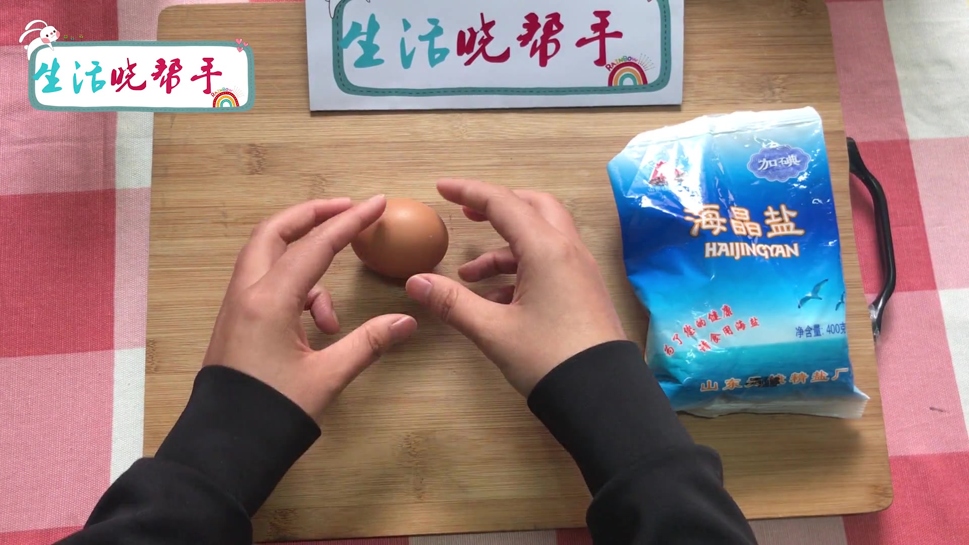 生鸡蛋碎在地上怎么办?妹子教你撒点它,不用抹布擦地板也干净