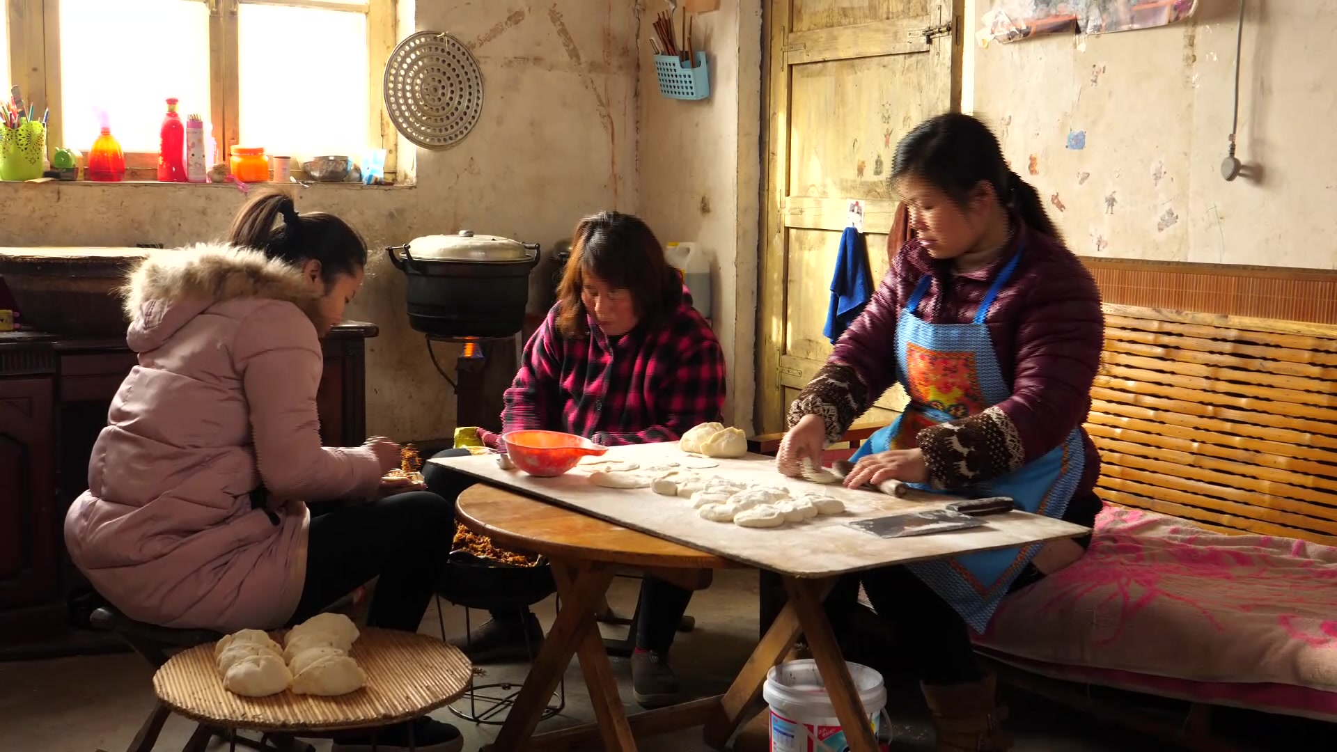 实拍农村婆媳过年蒸包子全过程,全家人喜乐融融!