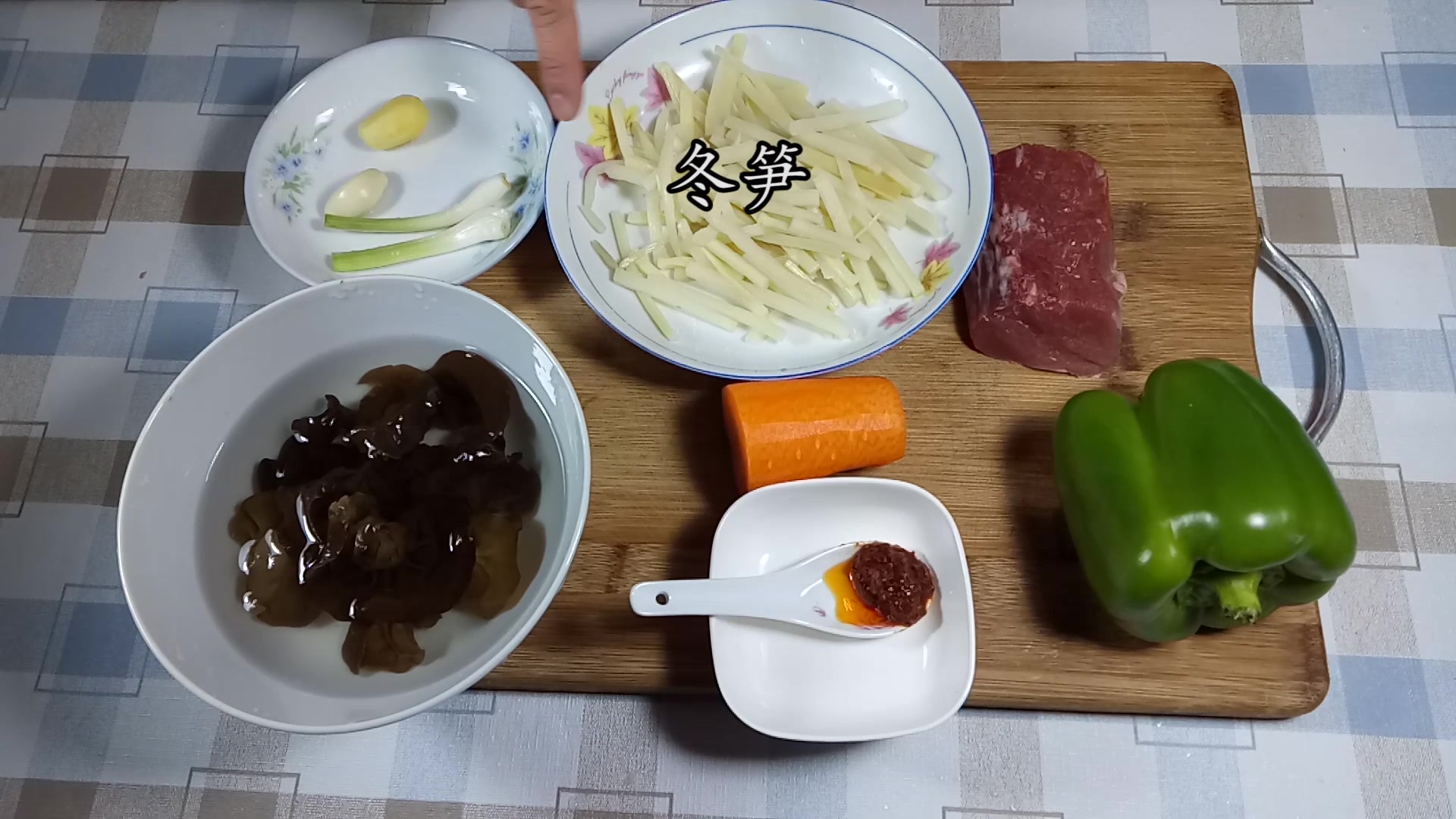 这道菜奶奶吃了几十年都没吃腻,色香味俱全,光听菜名都流口水了