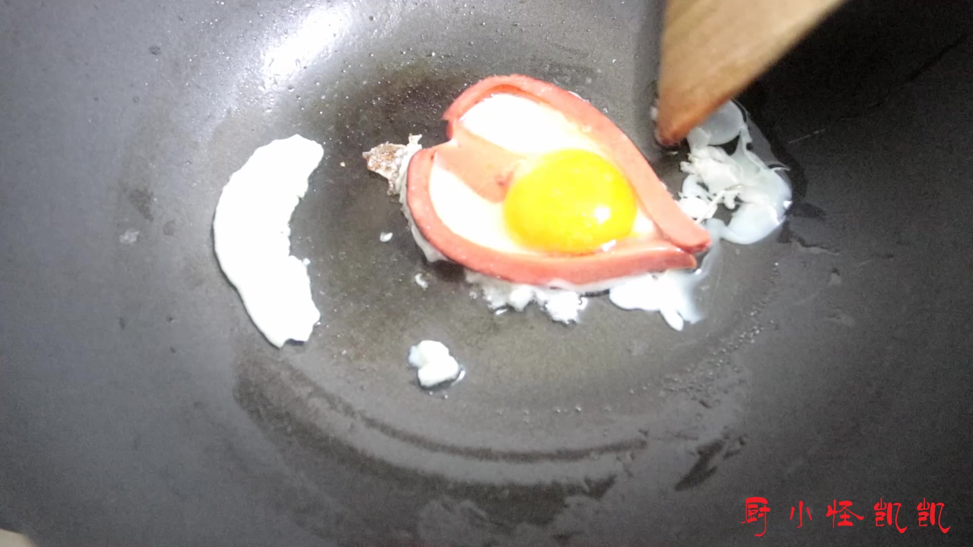 大厨教你正确叫醒老婆的方式,一个鸡蛋一根火腿,美味爱心早餐!