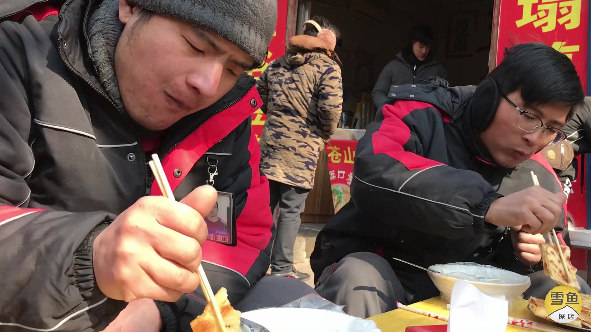 小伙在10平小店卖油饼和鸡蛋汤,摆2张桌子顾客排长龙,6元吃饱