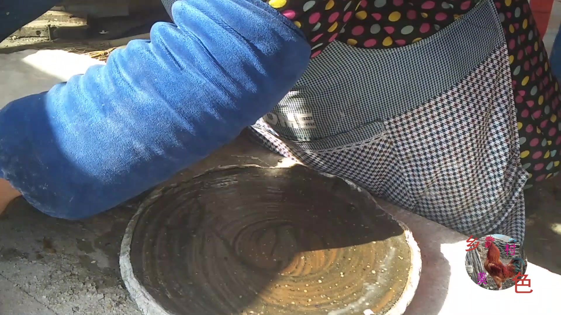 农村能人打出了好吃的大烧饼!废弃陶瓷缸底当模具,牛!
