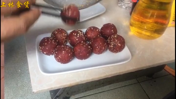 紫薯丸子外酥里糯,香甜可口,女儿特别喜欢吃,简单制作美食