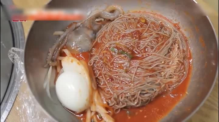 韩国的泡菜面,活章鱼在里面爬来爬去,要是你敢下嘴吗?