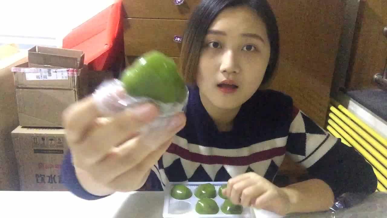 试吃江南的传统糕点,虽然粘牙但很好吃,而且一个个绿油油
