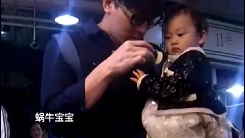 乃爸带甜馨去买菜,看见扭来扭去的章鱼,表情包马上就来了