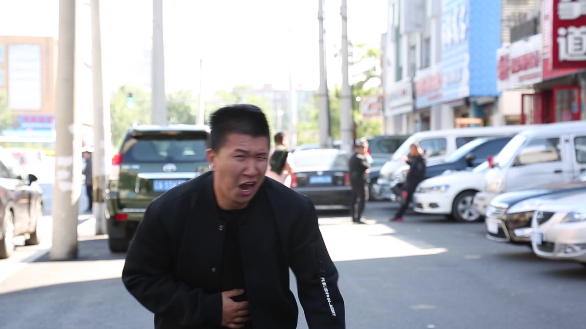 渔具店内抖机灵 钓友被老板狂追