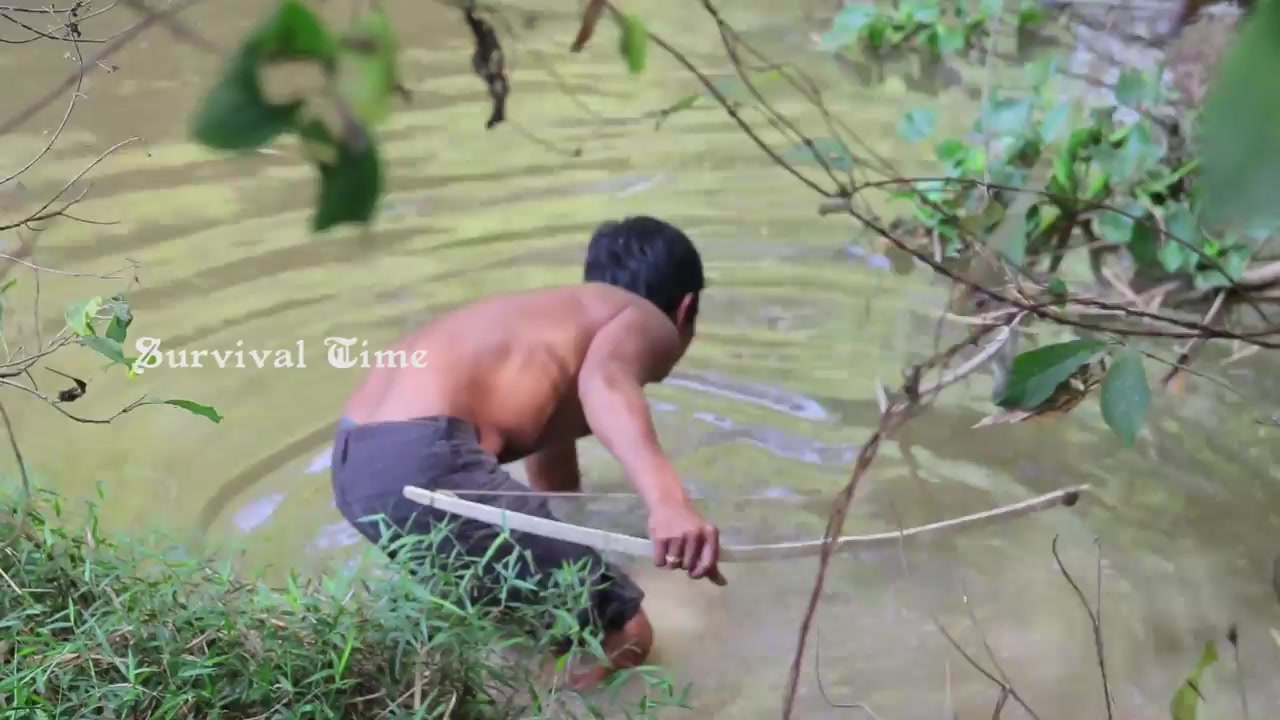 抓鱼这么简单,手工做上一把弓箭,去河里去射鱼去!美味