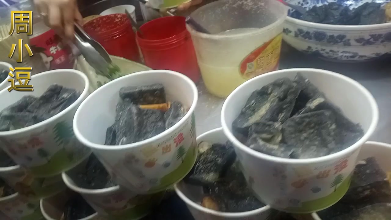 街头美食,正宗长沙臭豆腐,闻着臭吃着香,黑白豆腐都有!