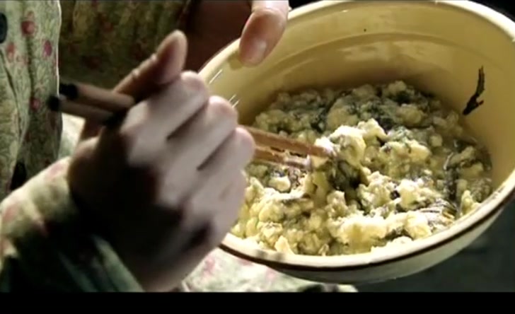 知青吃忆苦饭,老贫农讲述旧社会的悲惨生活,有人恶心得吐了!