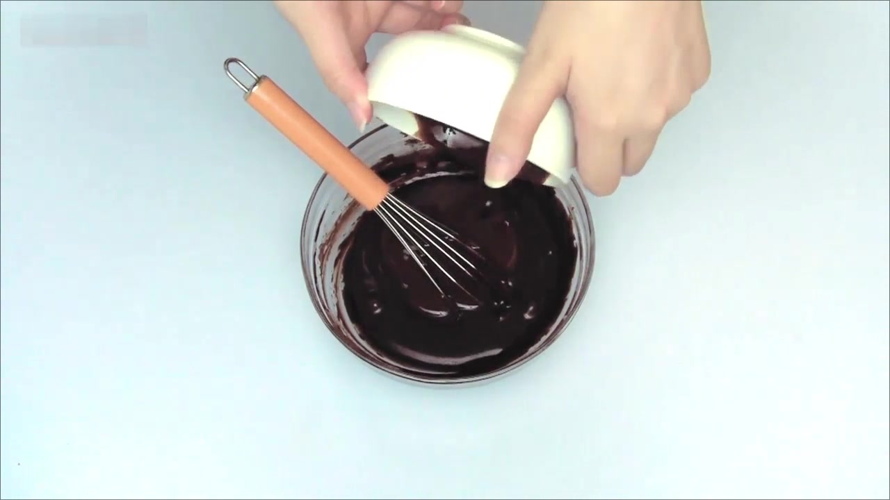 没有烤炉做不了蛋糕?牛人用冰箱制作巧克力蛋糕,太美味了
