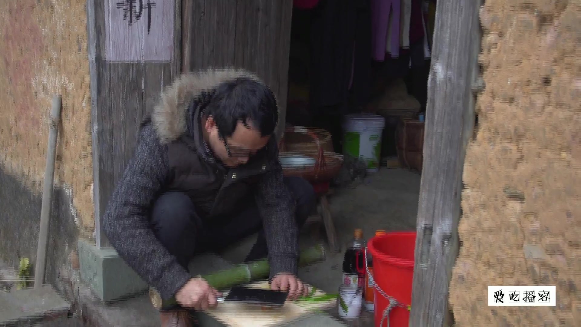 野外小溪鱼,做法简单,两只小鱼足以让一竹筒的汤好喝的不得了