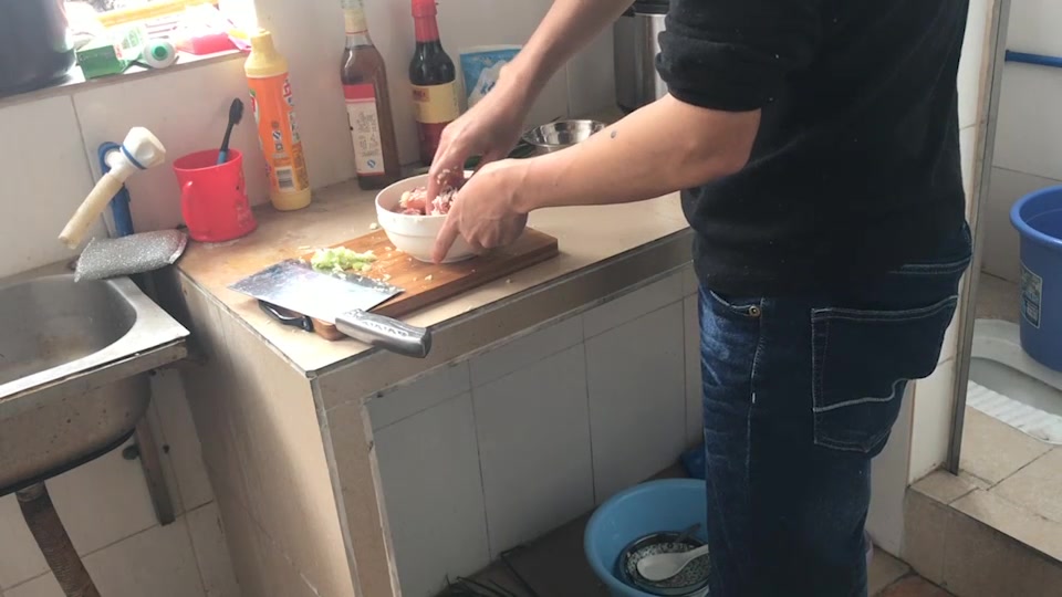 90后虎子:用电饭煲蒸出来的“排骨糯米饭”太香了,你吃过吗?