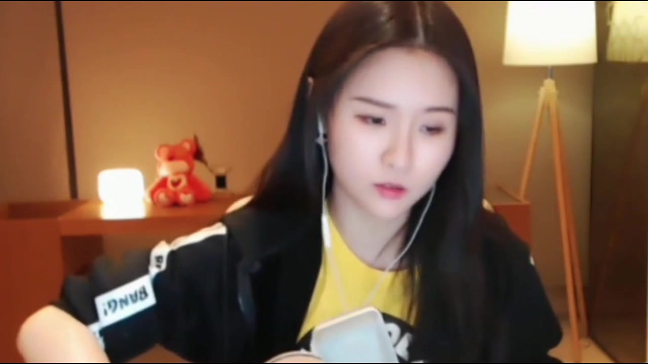 斗鱼女神阿冷怀抱吉他演唱《成都》,好好听