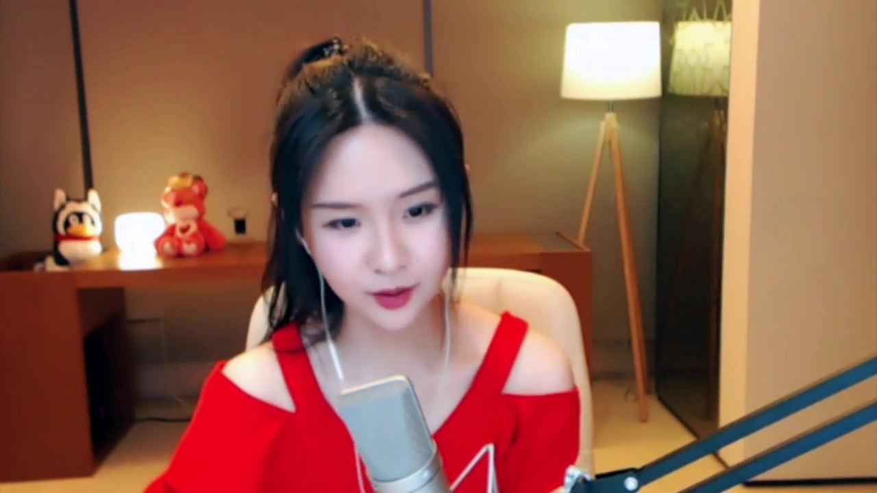 斗鱼高冷女神阿冷最新翻唱歌曲《等待》,这个唱功只比原唱