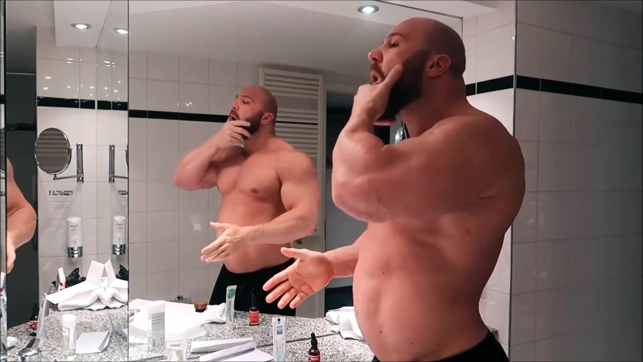 为什么肌肉男明明四肢不胖,却有个大肚子?