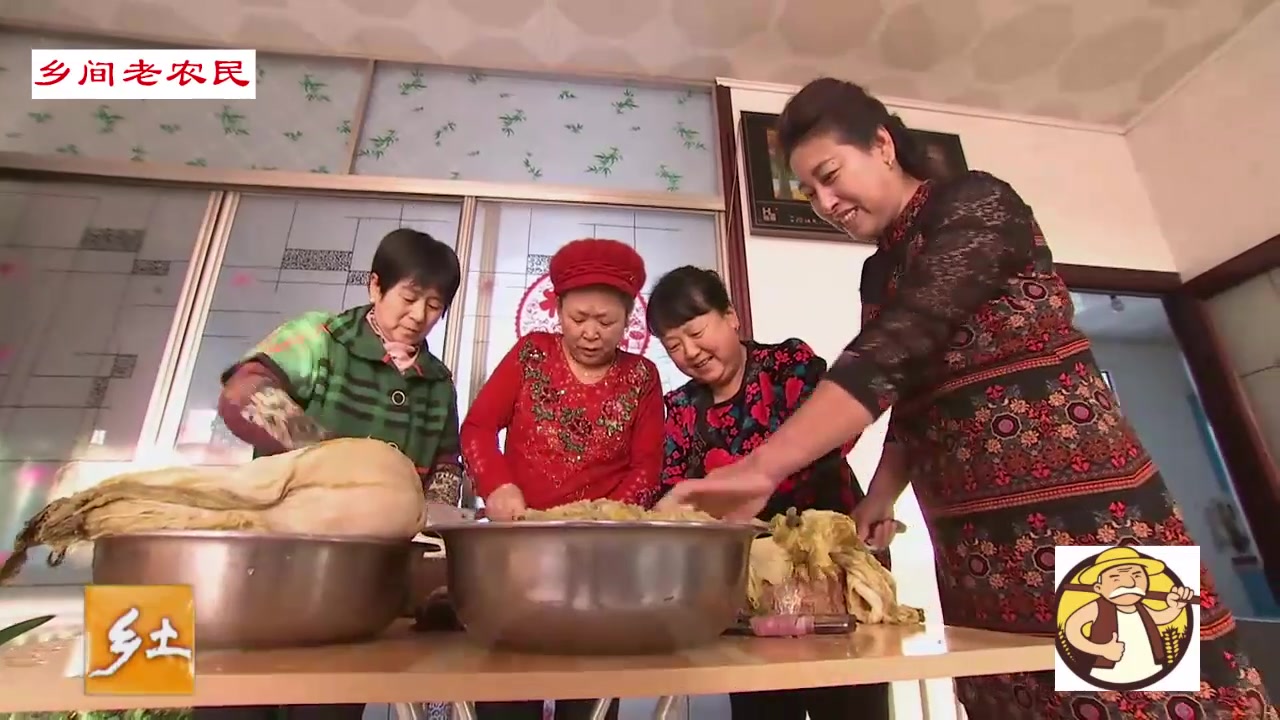 东北农村做杀猪菜,酸菜五花肉血肠是必备,还要土灶铁锅才美味
