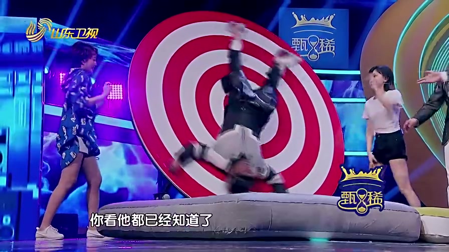 “人肉转盘”猜歌词?黄龄使坏整惨男嘉宾,被发现这个表情亮了!