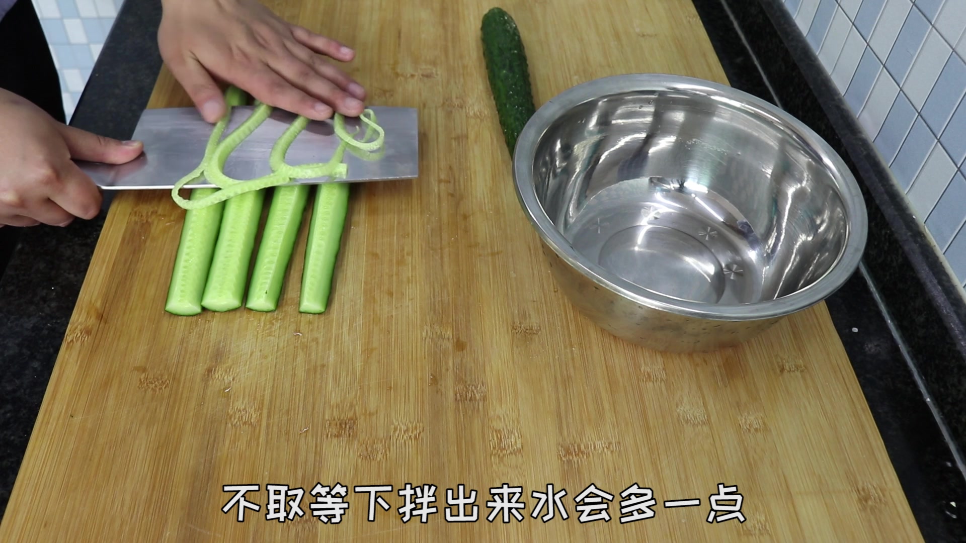 最好吃的凉拌黄瓜你会做吗?酸辣爽口,很开胃哦,拌一盘吃光一盘