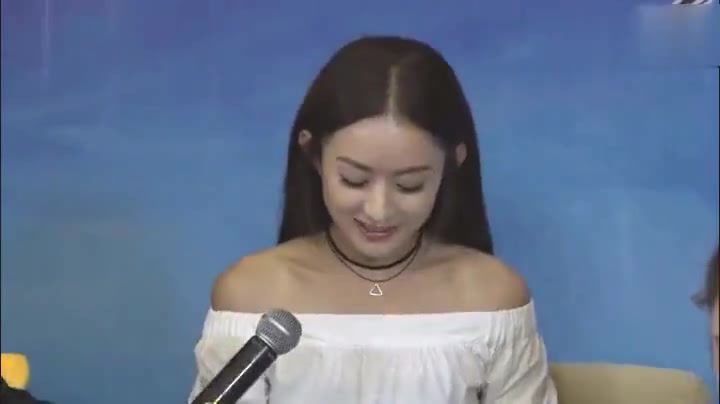 赵丽颖和美女比赛吃小龙虾,面对诱人的小龙虾,连吃相都不顾了!