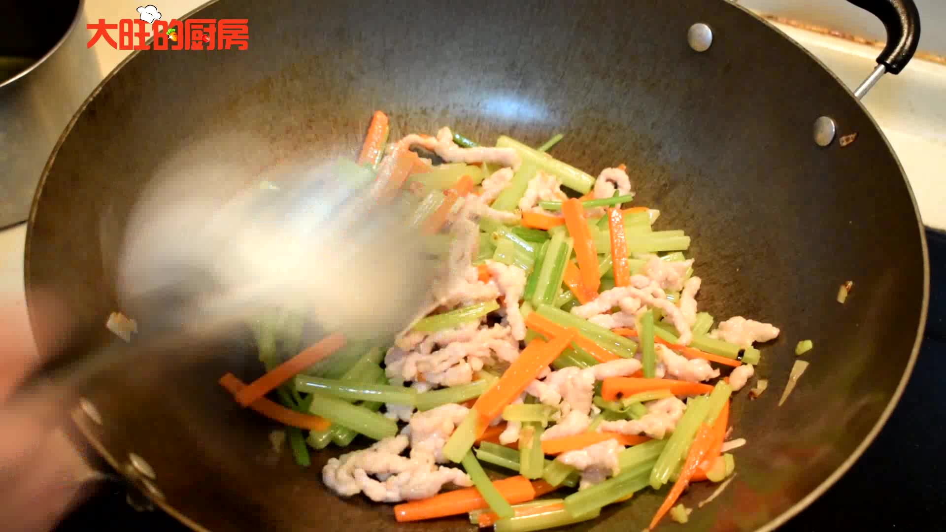 芹菜炒肉丝这样做,肉丝滑嫩芹菜爽脆,大人孩子都爱吃,一看就会
